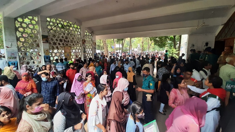 ঢাবির কলা ভবনের বাইরে অভিভাবকদের ভিড়