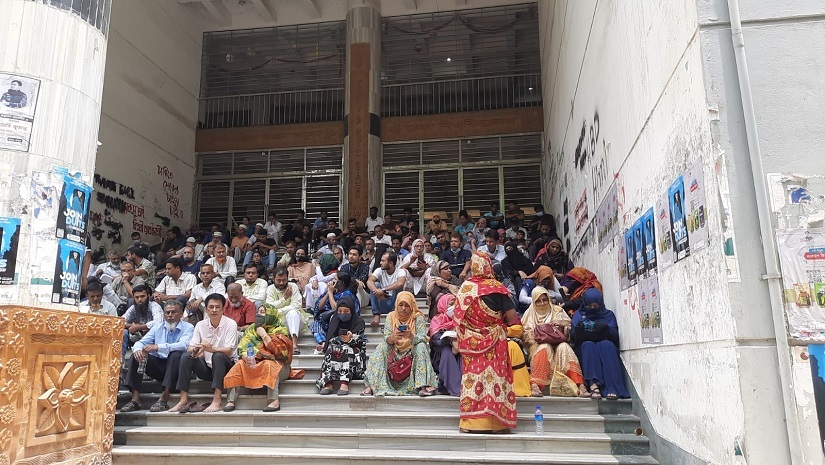 ভর্তি পরীক্ষা চলাকালে ঢাবির সামাজিক বিজ্ঞান ভবনের সামনে অভিভাবকরা