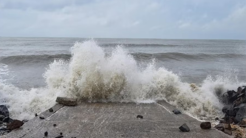 অতি প্রবল ঘূর্ণিঝড়ের প্রভাবে উত্তাল সমুদ্র
