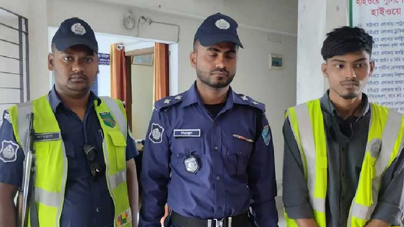 পুলিশের পোশাক পরে দৌলতদিয়া-খুলনা মহাসড়কের রাজবাড়ী সদর উপজেলায় চাঁদাবাজির সময় স্থানীয়রা দুজনকে আটক করেছেন।