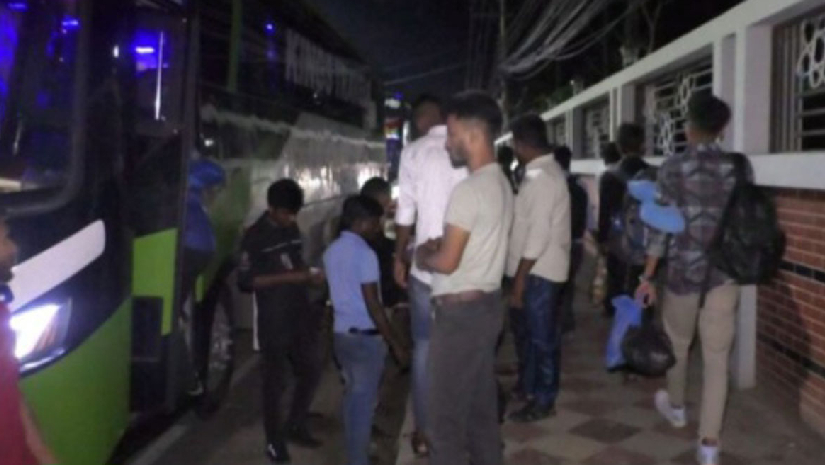 ঘূর্ণিঝড় মোখার ভয়ে কক্সবাজার ছাড়ছেন পর্যটকরা