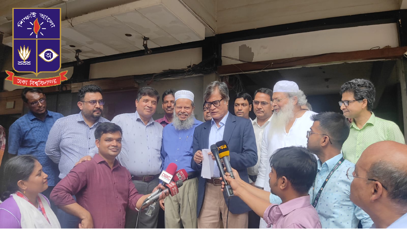 কেন্দ্র পরিদর্শন শেষে সাংবাদিকদের সাথে কথা বলছেন ঢাবি ভিসি