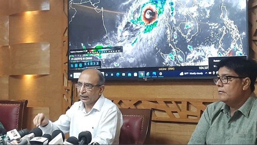 আগারগাঁও আবহাওয়া অধিদপ্তর ভবনে আয়োজিত জরুরি সংবাদ সম্মেলন