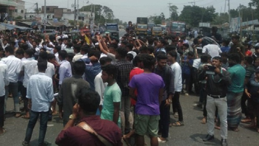 বেলাবতে সড়ক অবরোধ করে শিক্ষার্থীরা