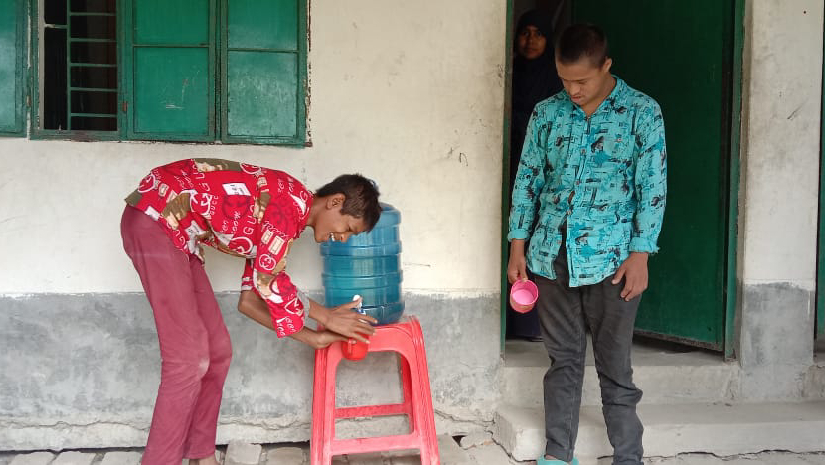 শিক্ষার্থীদের জন্য নেই সুপেয় পানির ব্যবস্থা