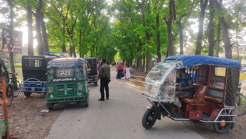 ক্যাম্পাসের ভেতর অটোরিকশা স্ট্যান্ড