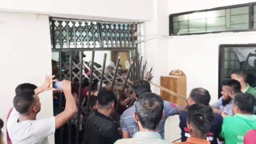 কর্মচারীদের আন্দোলনে অবরুদ্ধ বশেমুরবিপ্রবি ভিসি, তিন ঘণ্টা পর মুক্ত