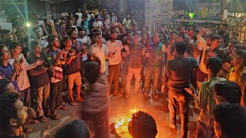 আন্দোলনরত ছাত্রলীগের নেতাকর্মীরা