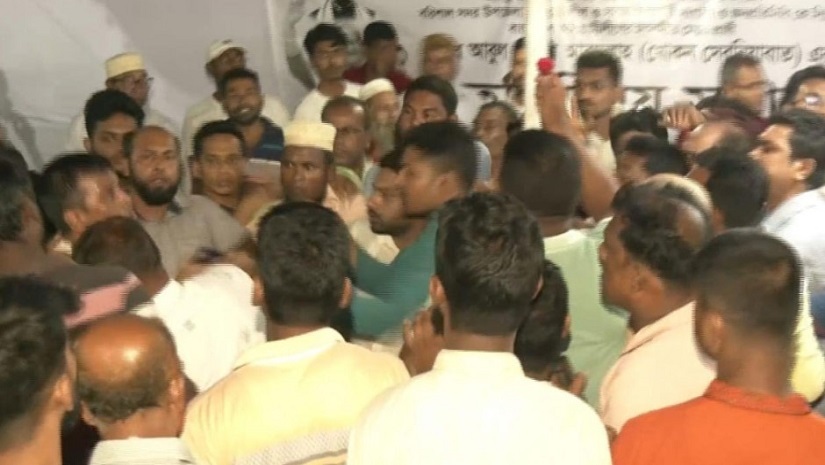 বরিশালে হাতাহাতিতে জড়িয়েছেন আওয়ামী লীগ ও ছাত্রলীগের নেতাকর্মীরা