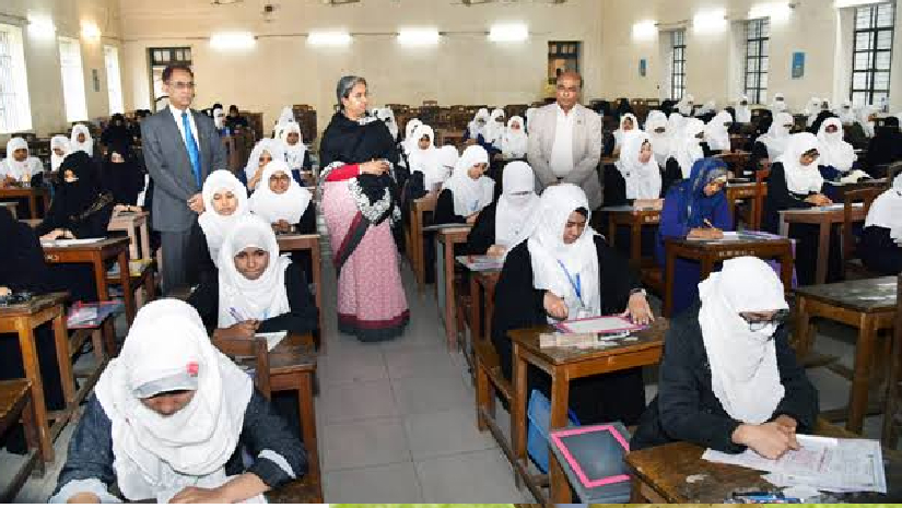 পরীক্ষার কেন্দ্র পরিদর্শন করছেন শিক্ষামন্ত্রী ডা. দীপু মনি