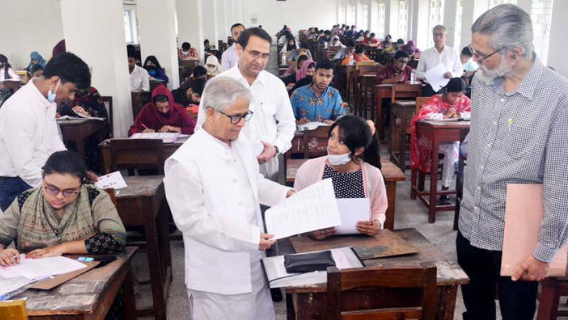 চারুকলা ইউনিটের ভর্তি পরীক্ষার কলাভবন কেন্দ্র পরিদর্শন করেছেন উপাচার্য ড. মো. আখতারুজ্জামান