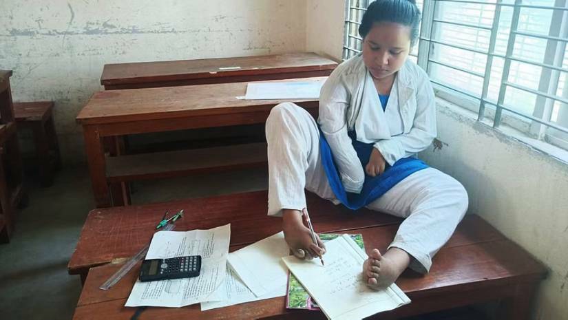 পা দিয়ে লিখে এসএসসি পরীক্ষা দিচ্ছেন কলি