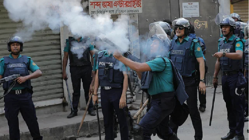 পরিস্থিতি নিয়ন্ত্রণে আসতে পুলিশের কাঁদানে গ্যাস নিক্ষেপ