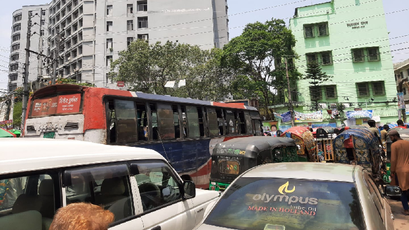 জগন্নাথ বিশ্ববিদ্যালয়ের সড়কে তীব্র যানজট