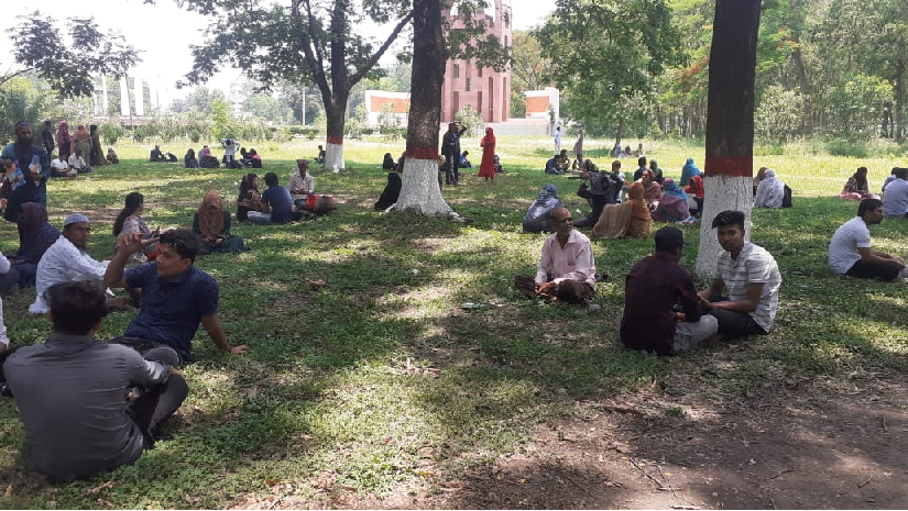 অপেক্ষার প্রহর গুণছেন অভিভাবকেরা 