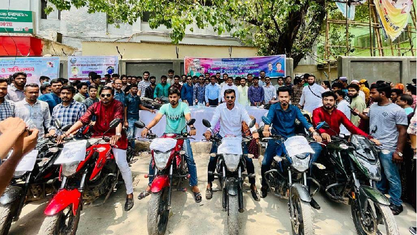 জবিতে ভর্তি পরীক্ষা দিতে আসা পরীক্ষার্থীদের কেন্দ্রে পৌঁছে দিতে জয় বাংলা বাইক সার্ভিস