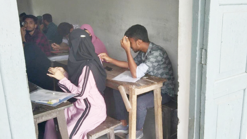 মোবাইল, ঘড়ি নিয়ে কুবি কেন্দ্রে পরীক্ষার্থীরা