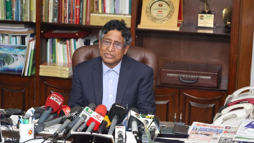 সচিবালয়ে সাংবাদিকদের সাথে মতবিনিময় করছেন কৃষিমন্ত্রী ড. মো: আব্দুর রাজ্জাক