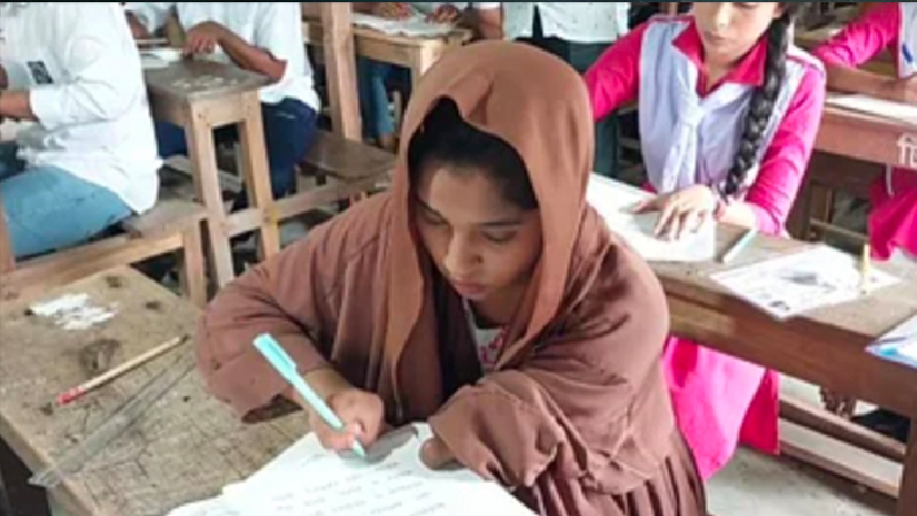 এসএসসি পরীক্ষা দিচ্ছে নিপা