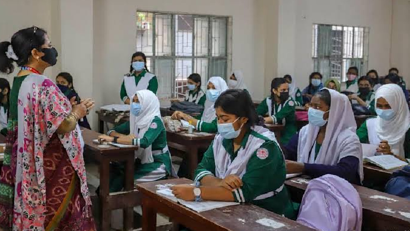 ক্লাস নিচ্ছেন শিক্ষক
