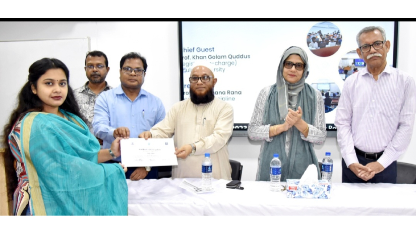 প্রশিক্ষণার্থীদের মাঝে সনদ বিতরণ করা হচ্ছে।