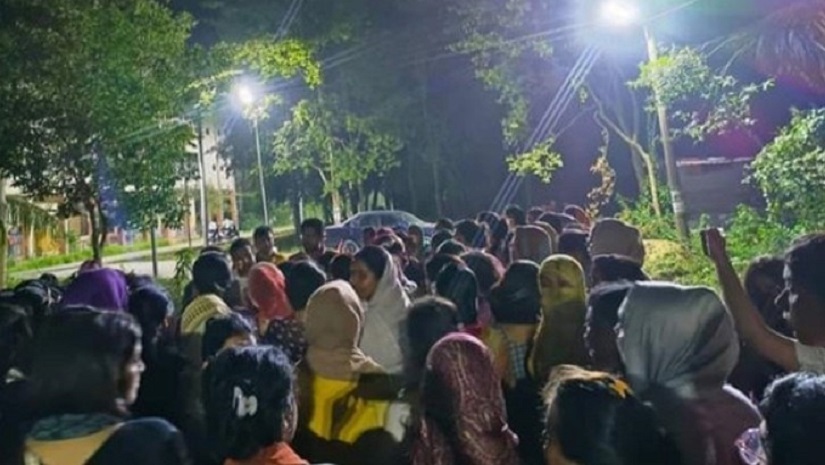 মধ্যরাতে আন্দোলন করেছেন নোবিপ্রবি ছাত্রীরা