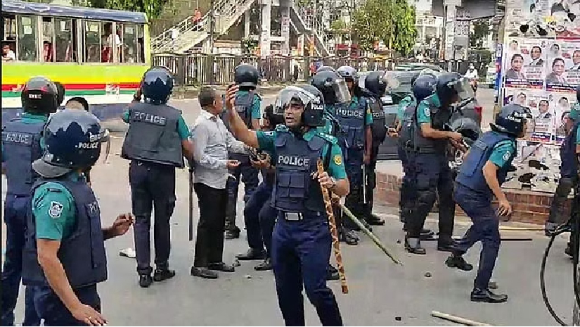 রাজধানীর সায়েন্সল্যাবে পুলিশ ও বিএনপির নেতা-কর্মীদের সংঘর্ষ 