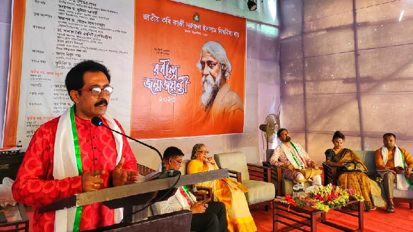 রবীন্দ্র জন্মজয়ন্তী উপলক্ষে আয়োজিত সেমিনারে বক্তব্য রাখছেন ড. সৌমিত্র শেখর