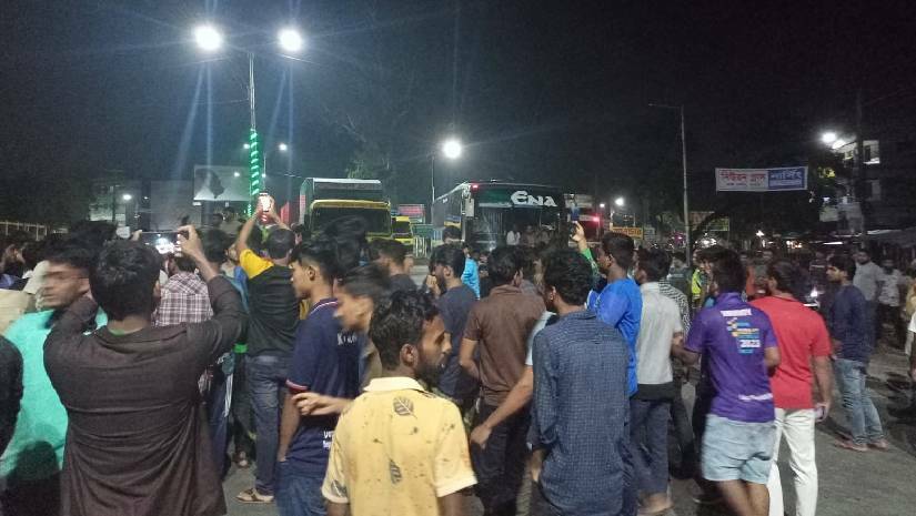 বিশ্ববিদ্যালয়ের ১নং গেটের সামনে রাস্তা অবরোধ করে বিক্ষোভ করে বেরোবি শিক্ষার্থীরা
