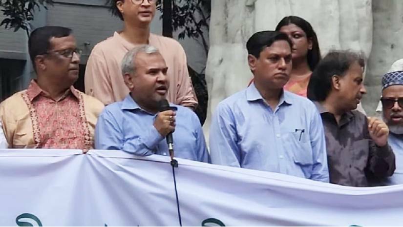 মানববন্ধনে বক্তব্য রাখছেন ঢাবি অধ্যাপক ড. জামাল