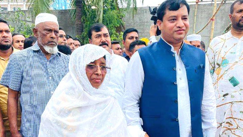 ছেলের সাথে নির্বাচনী প্রচারণায় জায়েদা খাতুন