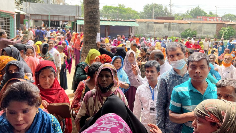 ভোটদানের জন্য কেন্দ্রের বাইরে ভোটারদের অপেক্ষা