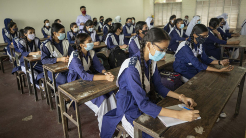 ক্লাসে শিক্ষার্থীরা