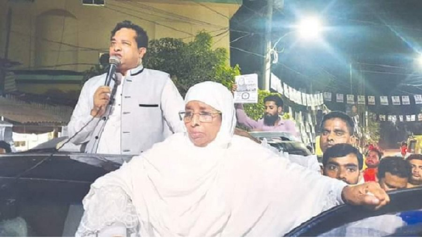 নির্বাচনের পর সমর্থকদের সাথে সাবেক ও নবনির্বাচিত মেয়র