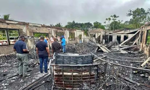 জেদে স্কুলে আগুন দিলো ছাত্রী, নিহত ২০ শিক্ষার্থী