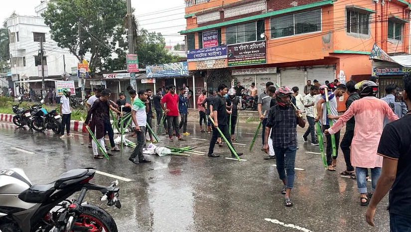 নাটোরে বিএনপির সমাবেশের পাশেই বাঁশ হাতে ছাত্রলীগের মহড়া