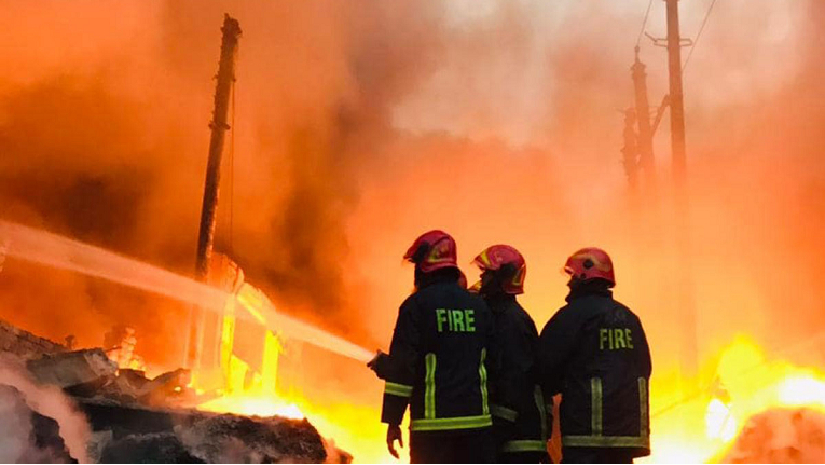 আদাবরে আটতলা ভবনে আগুন