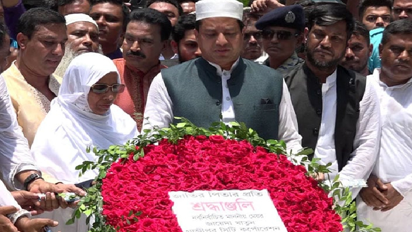 বঙ্গবন্ধুর সমাধিতে শ্রদ্ধা জানাচ্ছেন নবনির্বাচিত মেয়র জায়েদা খাতুন ও ছেলে জাহাঙ্গীর আলম