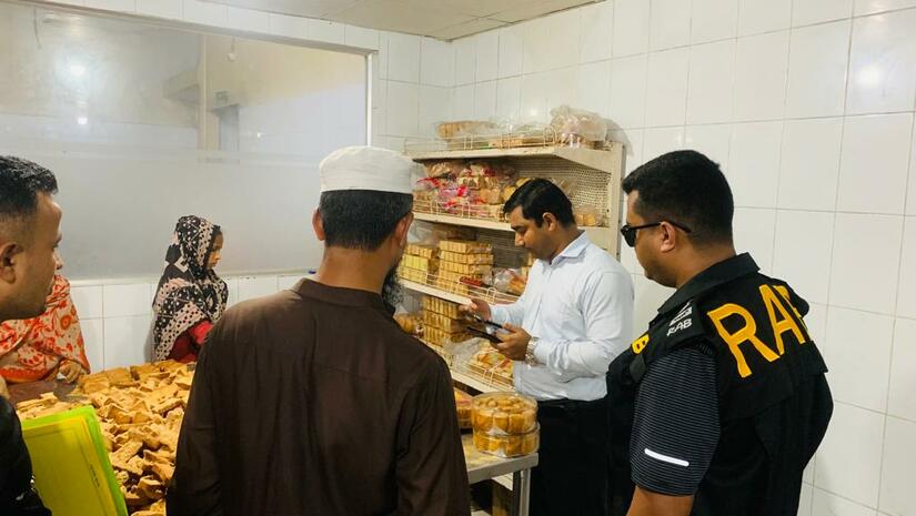 অভিযানে অনুমোদনবিহীন মবিল ও খাদ্য সামগ্রী ধ্বংস করা হচ্ছে