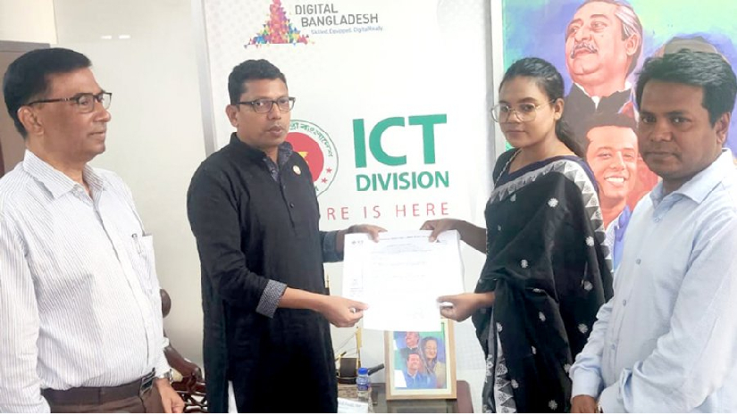 ইডেন ছাত্রীর হাতে নিয়োগপত্র তুলে দিচ্ছেন তথ্য ও যোগাযোগ প্রযুক্তি প্রতিমন্ত্রী জুনাইদ আহমেদ পলক