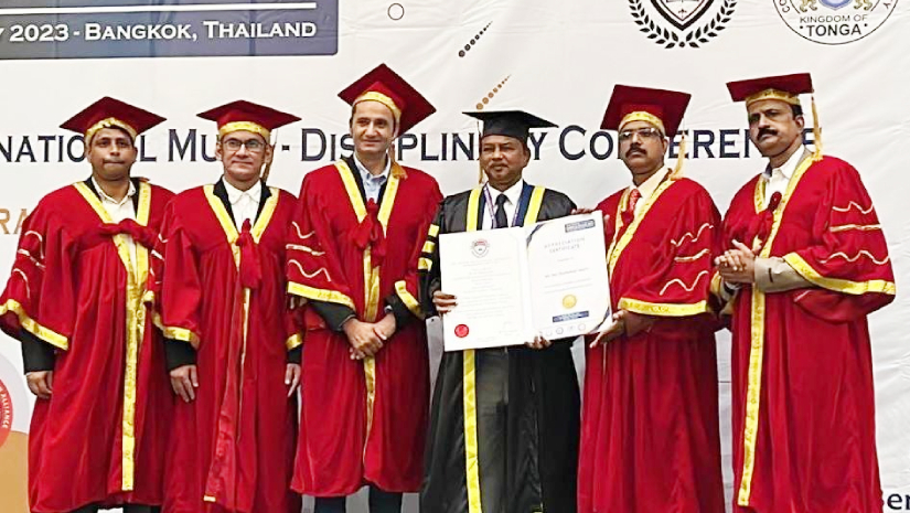 অতিথিদের কাছ থেকে ‘ডক্টরেট ডিগ্রি’র সনদ নিচ্ছেন অধ্যক্ষ শাহজাহান সাজু