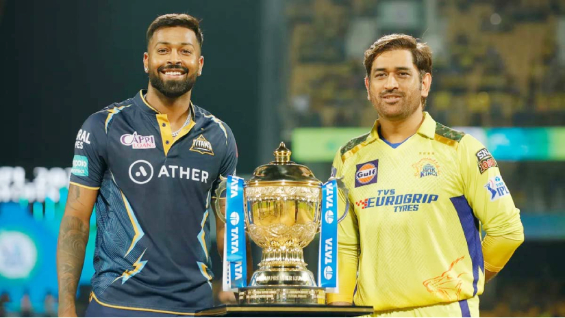 ফাইনাল ম্যাচের আগে ট্রফি হাতে ধোনি ও পান্ডিয়া