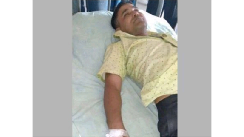 হাসপাতালে চিকিৎসাধীন অিাহত শিক্ষক জানে আলম