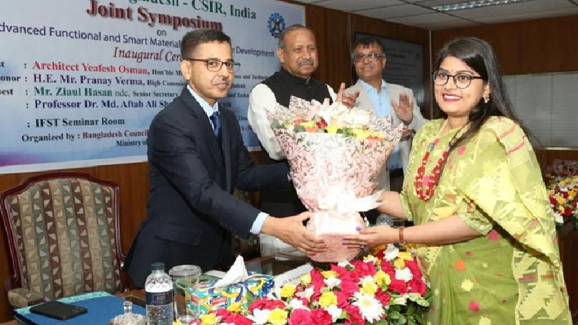 সিম্পোজিয়ামে ঢাকায় নিযুক্ত ভারতীয় হাই কমিশনার প্রণয় ভার্মাকে ফুল দিয়ে বরণ