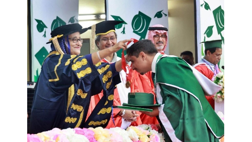 প্রধানমন্ত্রী শেখ হাসিনার কাছ থেকে স্বর্ণপদক গ্রহণ করছেন রাজমি