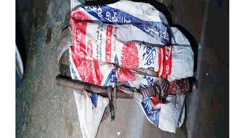 চবির হল খেকে উদ্ধারকৃত দেশীয় অস্ত্র