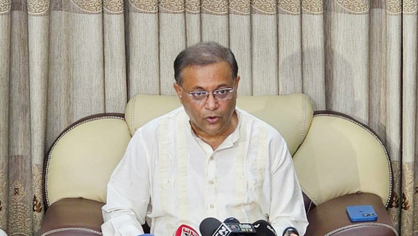 নিজের বাসভবনে সাংবাদিকদের সঙ্গে মতবিনিময় করেন তথ্য ও সম্প্রচারমন্ত্রী ড. হাছান মাহমুদ