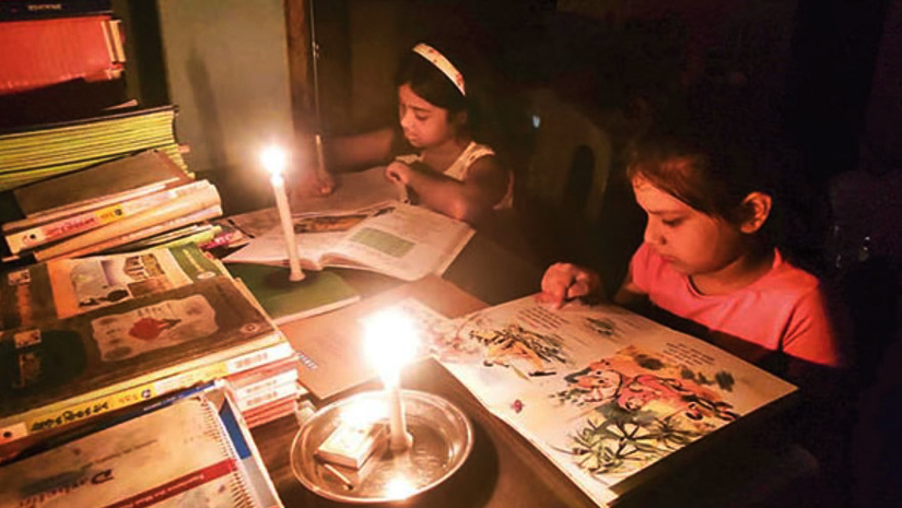 মোমবাতি জালিয়ে পড়ালেখা করছেন