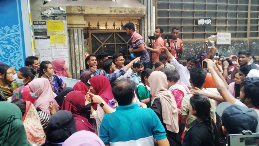 ইডেনের গেট আটকে দিয়েছেন সাত কলেজের শিক্ষার্থীরা