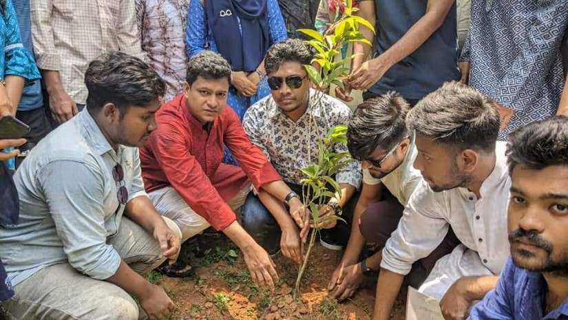 বৃক্ষরোপণ করছেন ছাত্রলীগের নেতা-কর্মীরা